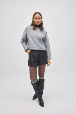 Shorts efecto piel negro