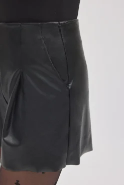 Shorts efecto piel negro