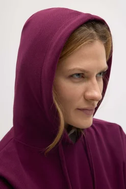 Sudadera cálida capucha ajustable con textura burdeos