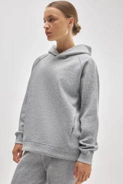 Sudadera con capucha y bolsillos gris