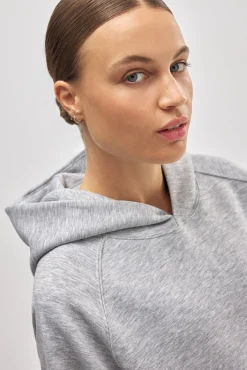 Sudadera con capucha y bolsillos gris