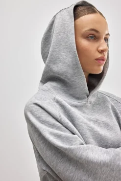 Sudadera con capucha y bolsillos gris