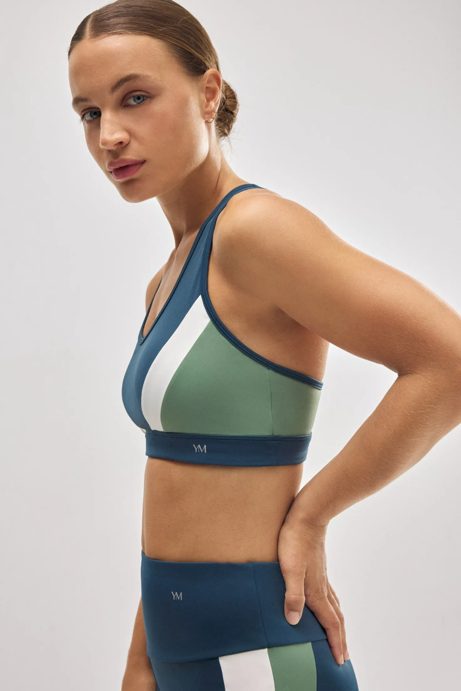 Sujetador deportivo color block con relleno extraíble azul