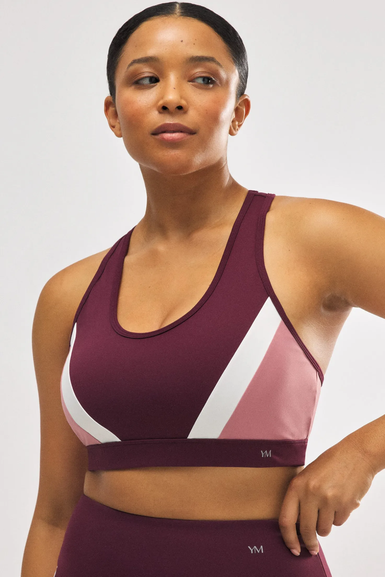 Sujetador deportivo color block con relleno extraíble burdeos