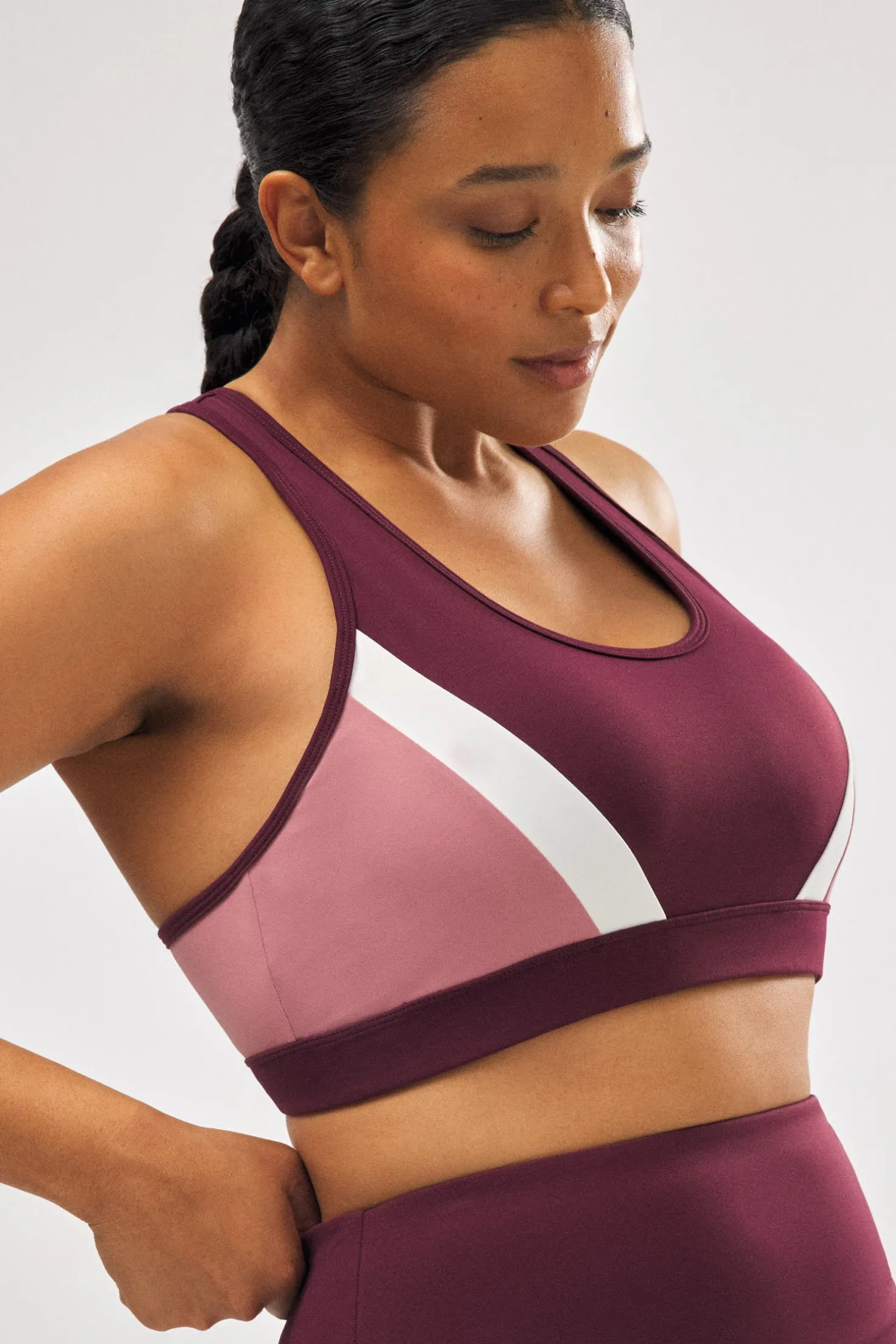 Sujetador deportivo color block con relleno extraíble burdeos