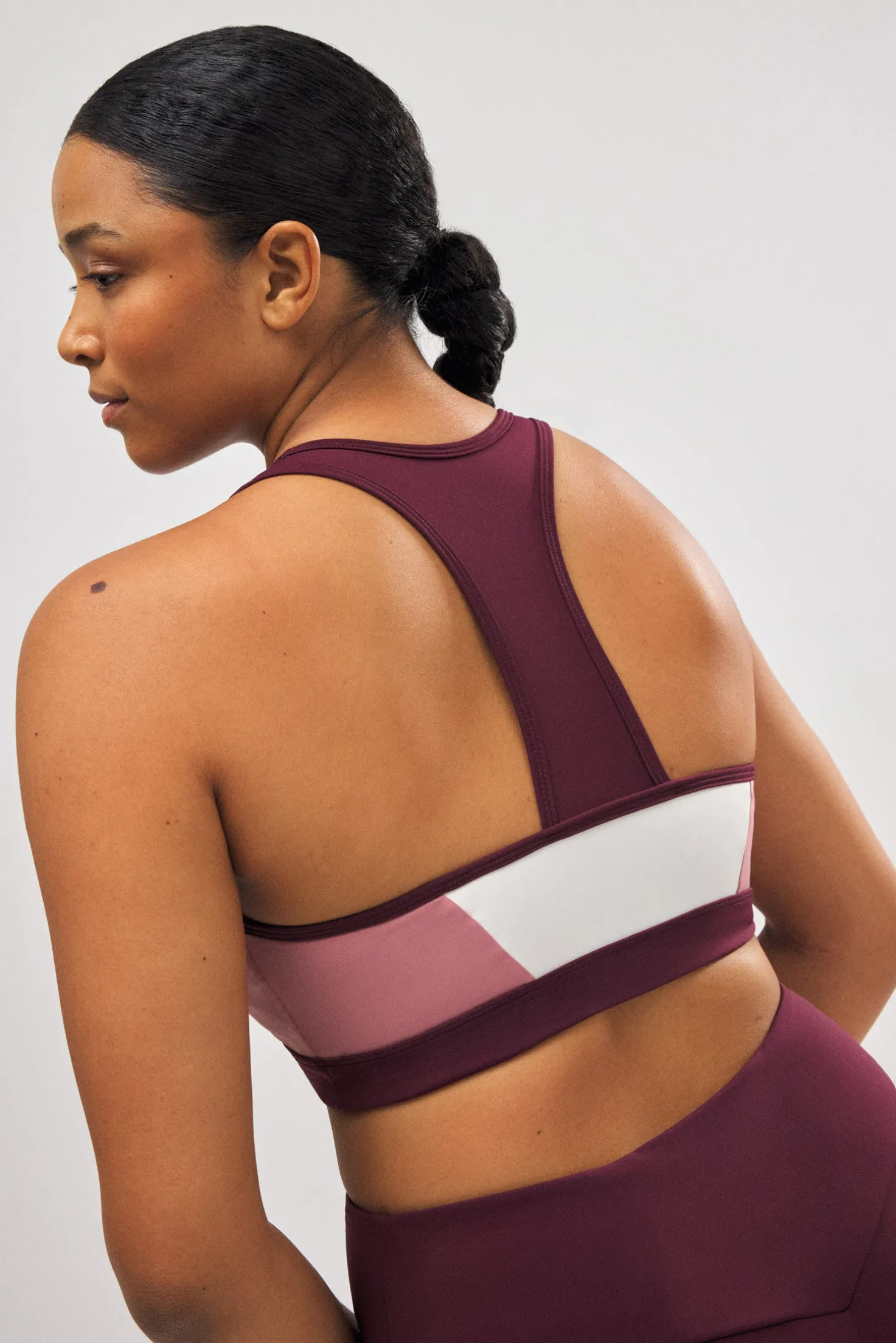 Sujetador deportivo color block con relleno extraíble burdeos