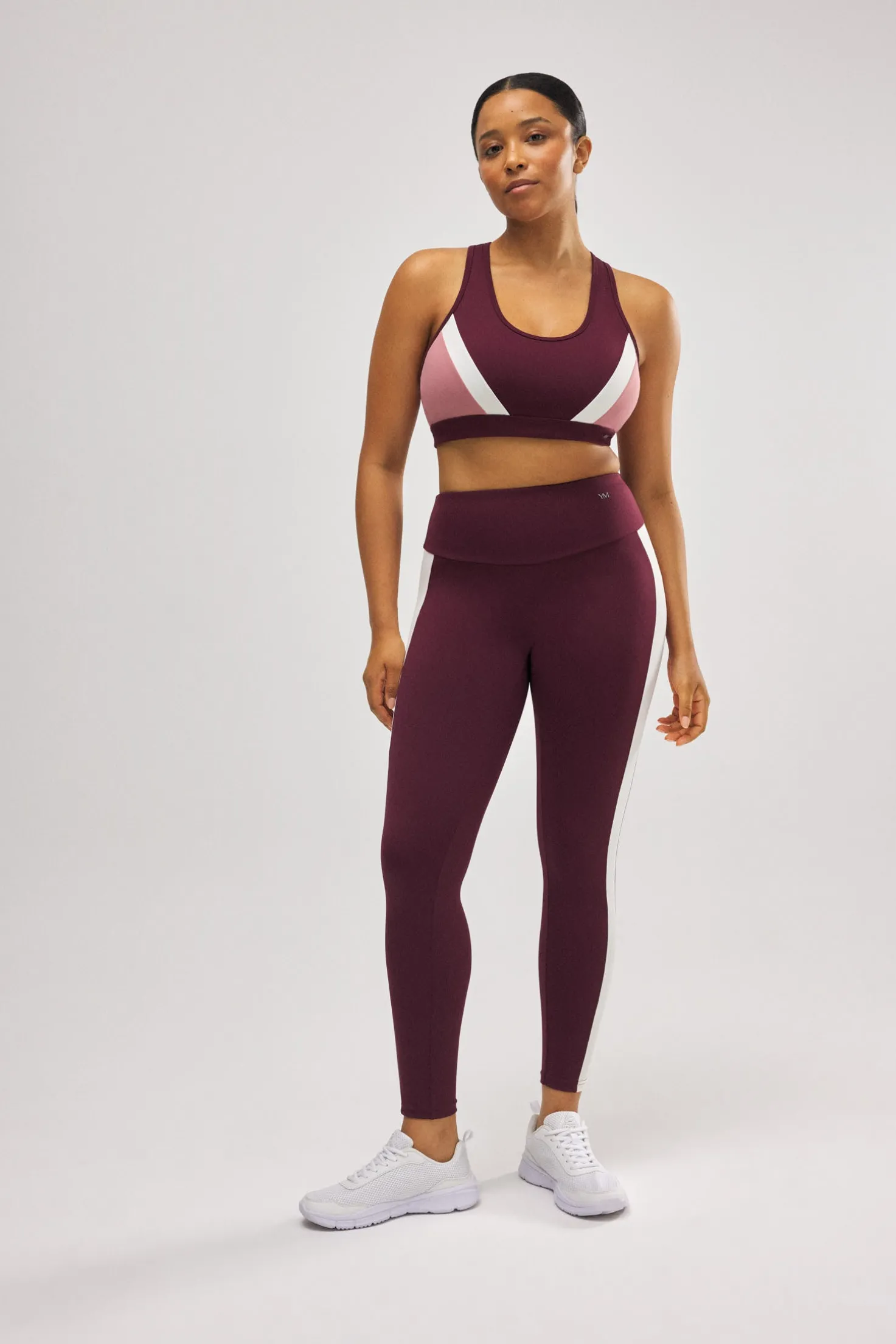 Sujetador deportivo color block con relleno extraíble burdeos