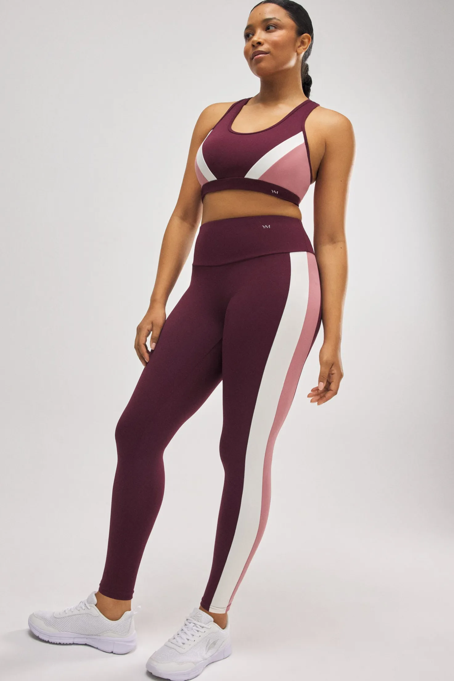 Sujetador deportivo color block con relleno extraíble burdeos