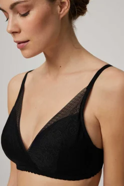 Sujetador sin aro con relleno triángulo con encaje negro