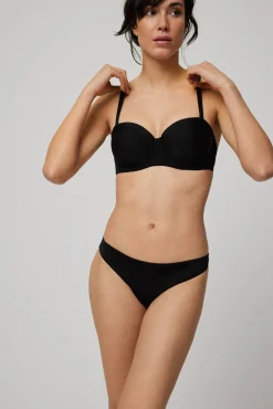 Tanga con detalles en tul negro