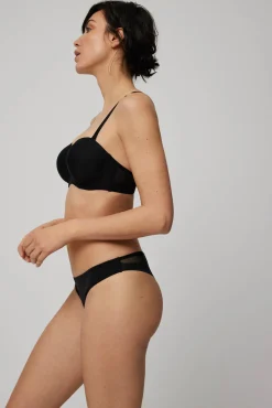 Tanga con detalles en tul negro