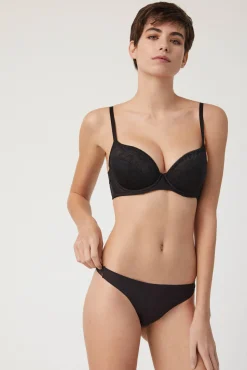 Tanga invisible con encaje negro