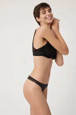 Tanga invisible con encaje negro