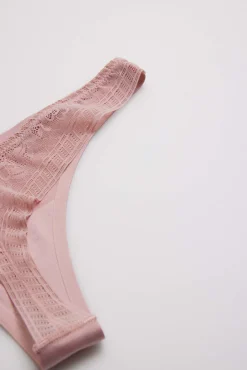 Tanga invisible con encaje rosa