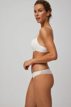 Tanga invisible con encaje marfil