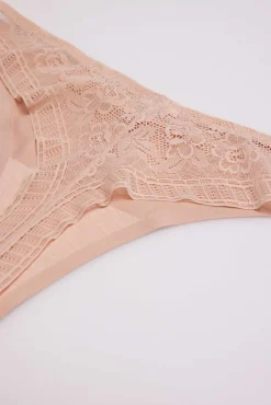 Tanga invisible con encaje nude