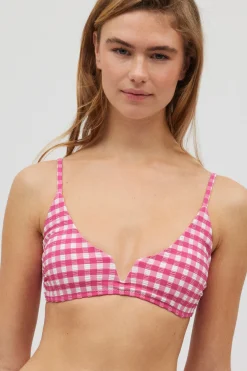 Top bikini triángulo vichy con textura rosa copa B