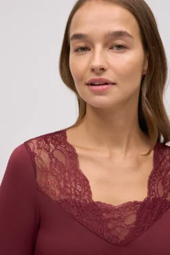 TÉRMICO Camiseta térmica cuello pico con encaje granate