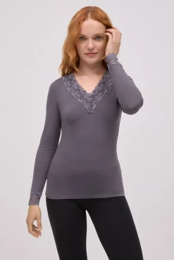 TÉRMICO Camiseta térmica cuello pico detalles encaje gris