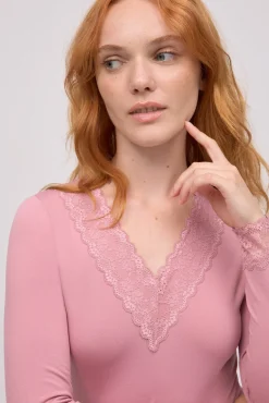 TÉRMICO Camiseta térmica cuello pico detalles encaje rosa