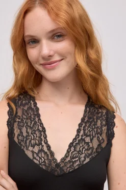 TÉRMICO Camiseta térmica tirantes cuello pico detalles de encaje negro