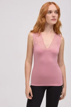 TÉRMICO Camiseta térmica tirantes cuello pico detalles de encaje rosa
