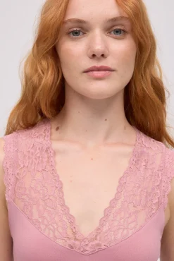 TÉRMICO Camiseta térmica tirantes cuello pico detalles de encaje rosa