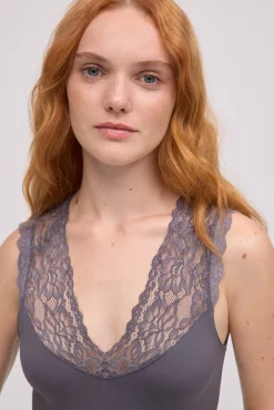 TÉRMICO Camiseta térmica tirantes cuello pico detalles de encaje gris