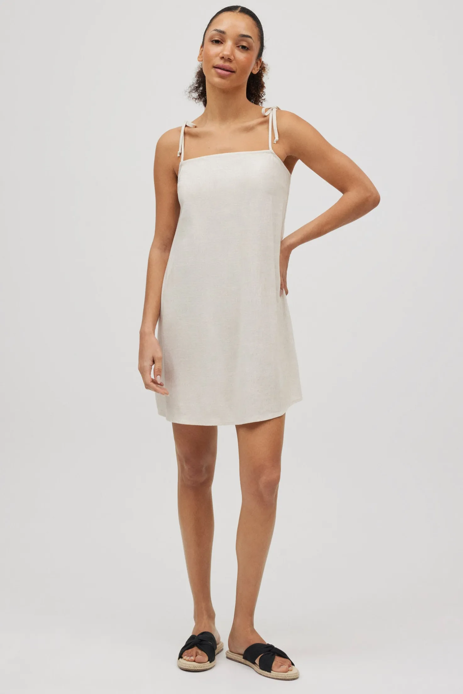 Vestido corto recto con lino