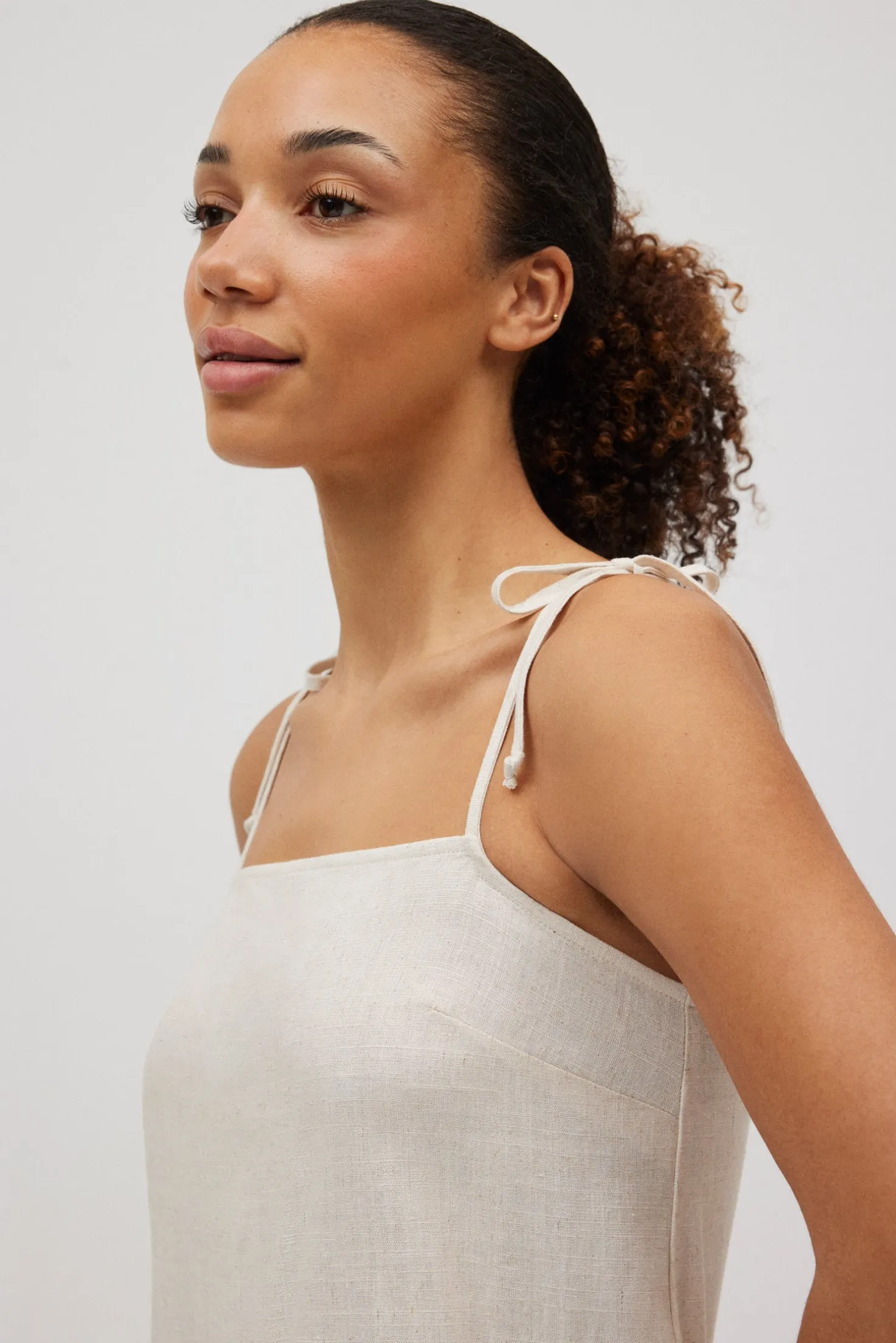 Vestido corto recto con lino