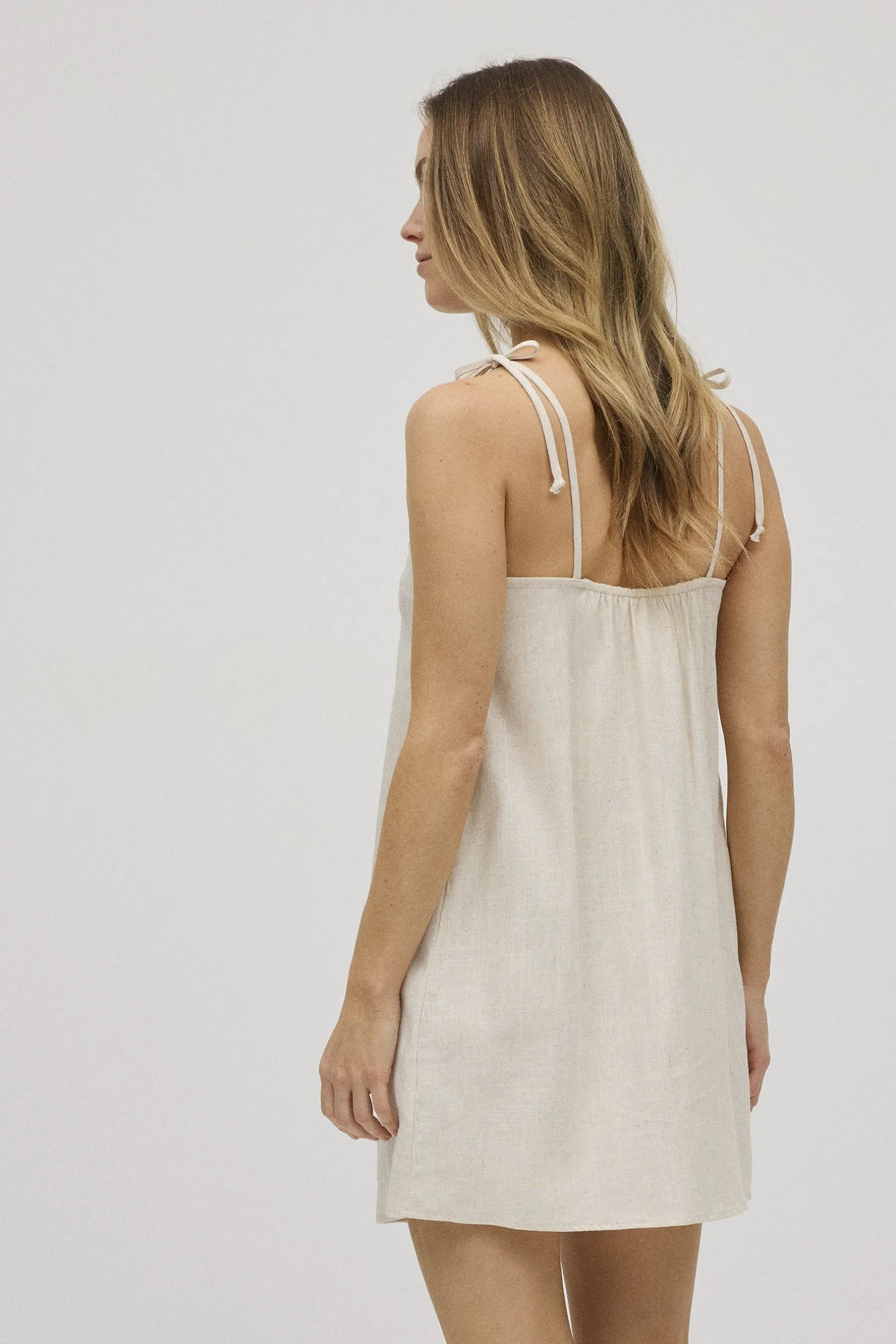 Vestido corto recto con lino