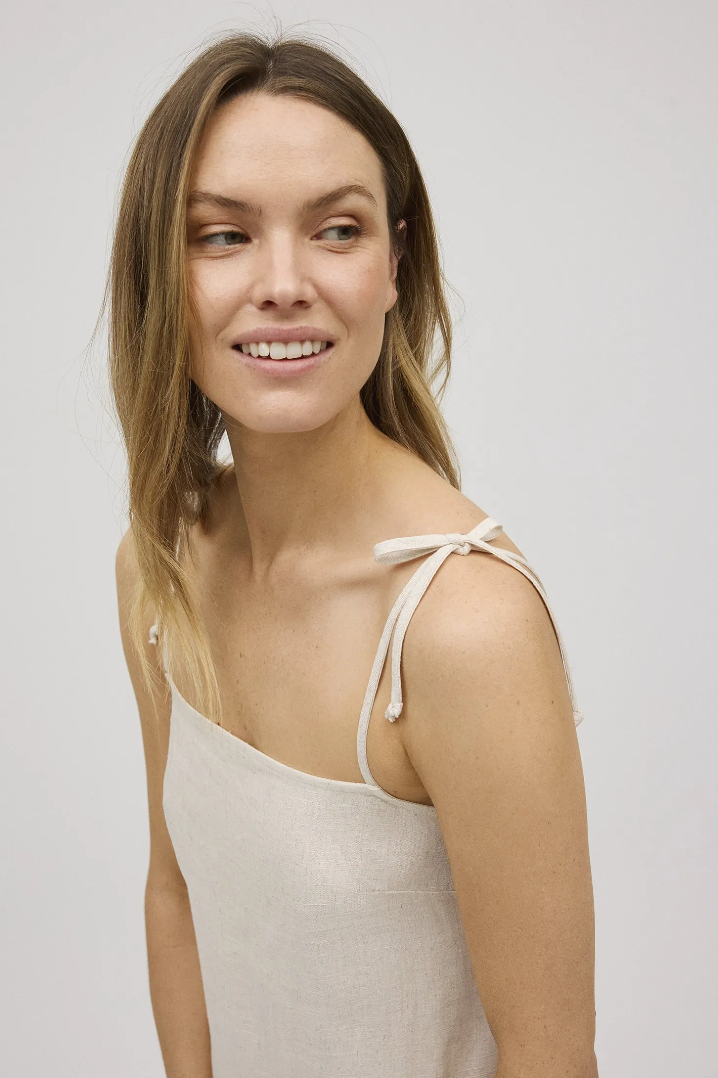 Vestido corto recto con lino