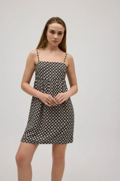 Vestido corto tirantes regulables estampado flores blanco y negro