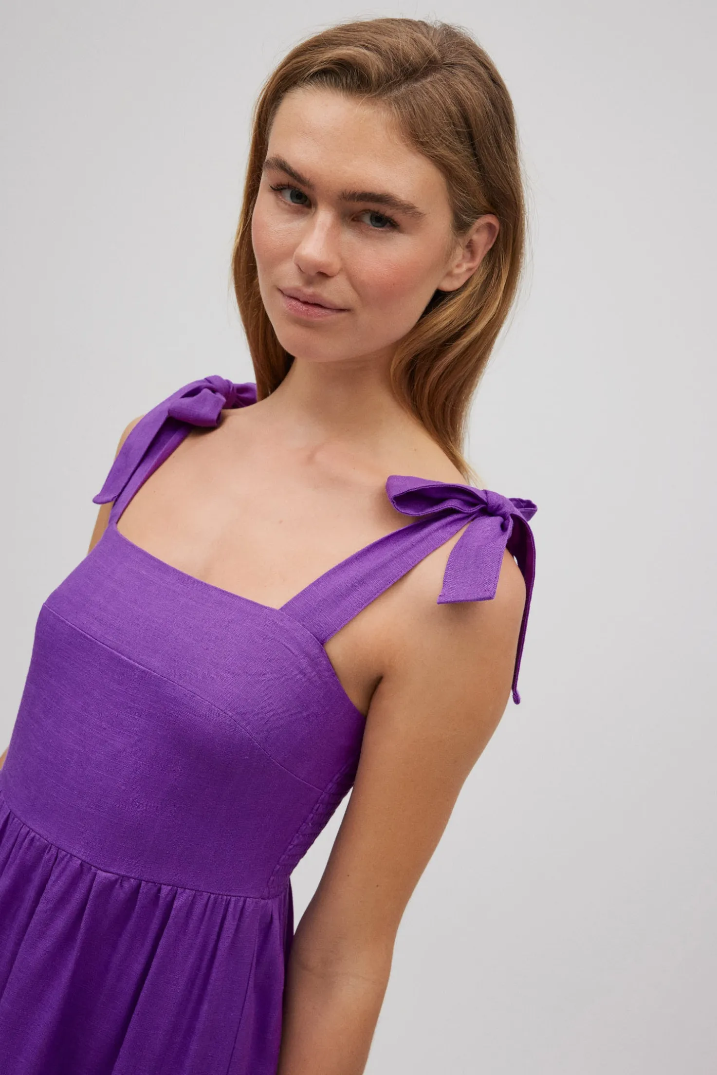 Vestido midi con lino tirantes anchos violeta