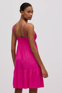Vestido midi con vuelo fucsia