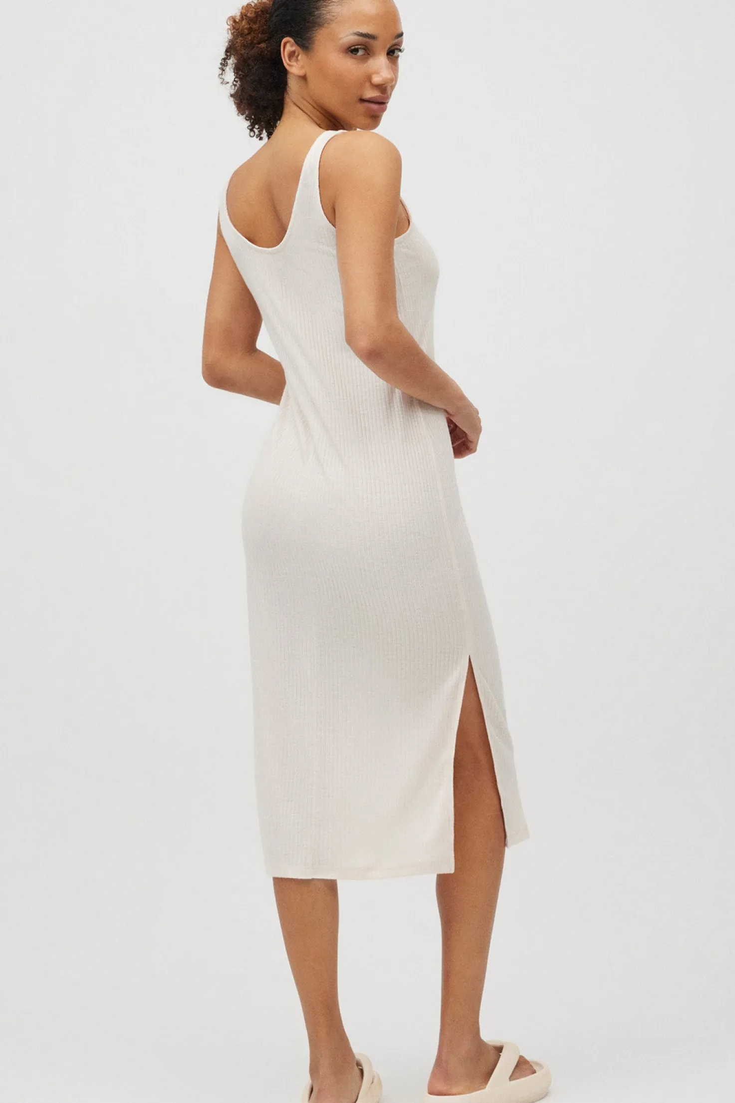 Vestido midi tirantes aberturas marfil