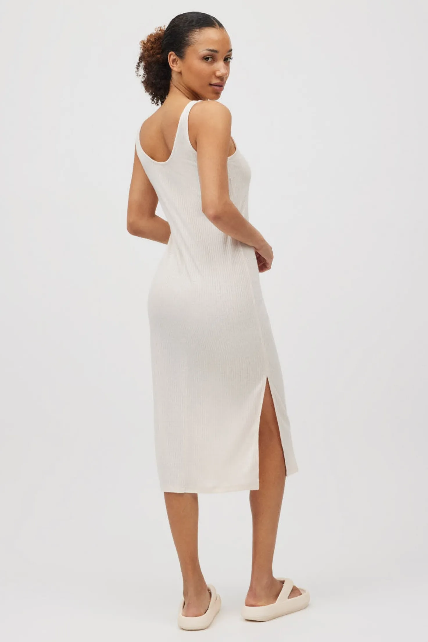 Vestido midi tirantes aberturas marfil