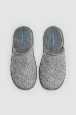 Zapatilla de casa acolchada y aterciopelada gris