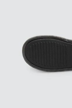 Zapatilla de casa acolchada y aterciopelada gris