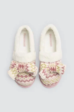 Zapatillas cerradas de casa detalle lazo estampado étnico