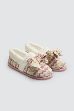 Zapatillas cerradas de casa detalle lazo estampado étnico