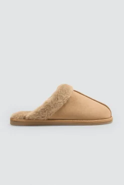 Zapatillas básicas con pelo marrón