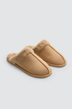 Zapatillas básicas con pelo marrón