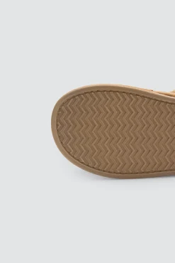 Zapatillas básicas con pelo marrón