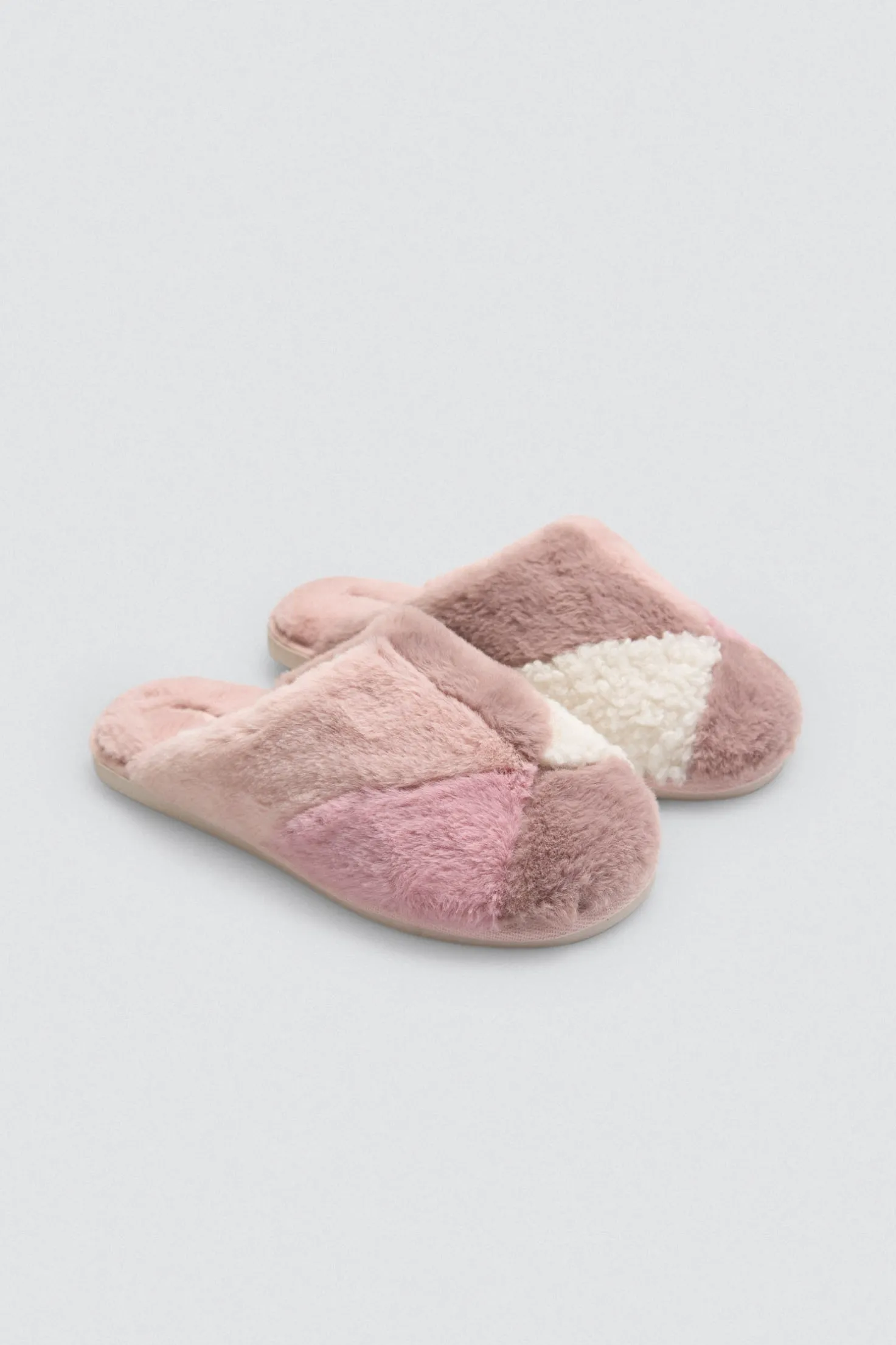 Zapatillas de casa pelo contraste texuras y colores